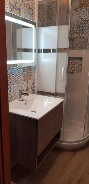 Ferienhaus, 1 Schlafzimmer, Raucher, Balkon | Badezimmer