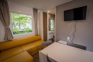 Chalet, 1 Bedroom, Smoking, Patio | Dining