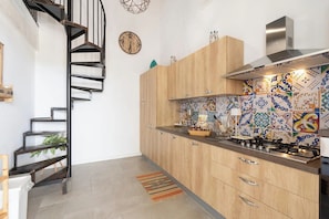 House, 2 Bedrooms, Smoking, Garden View | Private kitchen