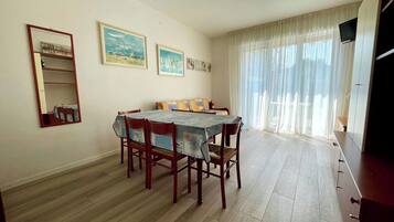 Villa, 2 Bedrooms, Balcony, Garden View | Dining room