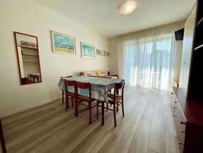 Villa, 2 Bedrooms, Balcony, Garden View | Dining room