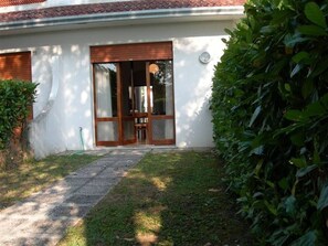 Villa, 2 Schlafzimmer, Balkon, Gartenblick | Aussenbereich