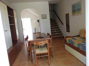 Villa, 2 Bedrooms, Balcony, Garden View | Interior