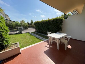 Villa, 3 Schlafzimmer, Balkon, Gartenblick | Speisen im Freien