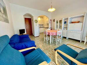 Villa, 3 chambres, balcon, vue jardin | Coin séjour | Télévision
