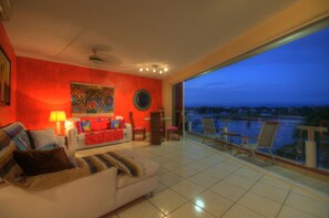 Condo, 3 habitaciones, con acceso para personas discapacitadas | Área de sala de estar