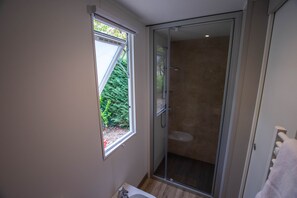 Chalet, 1 Schlafzimmer, Raucher, Terrasse | Badezimmerausstattung | Duschwanne, Handtücher