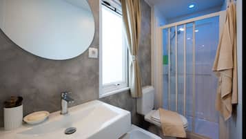 Chalet, 1 Schlafzimmer, Raucher, Terrasse | Badezimmerausstattung | Duschwanne, Handtücher