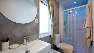 Chalet, 1 Bedroom, Smoking, Patio | Bathroom amenities | Combined shower/bathtub, towels