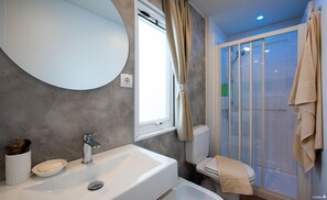 Chalet, 1 habitación, para fumadores, patio | Amenidades de baño | Tina con regadera y toallas 