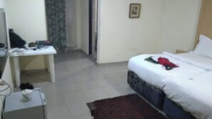 Ein Schlafzimmer mit einem Bett, einem Schreibtisch und einem Stuhl.
