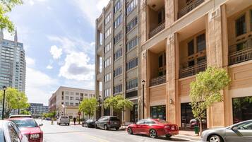 Loft, 2 Bedrooms, Balcony, City View | Front of property