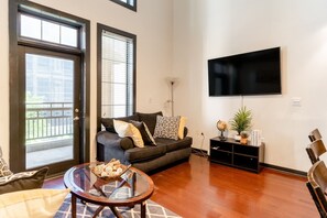 Loft, 2 Bedrooms, Balcony, City View | Living room
