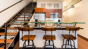 Loft, 2 Bedrooms, Balcony, City View | Interior