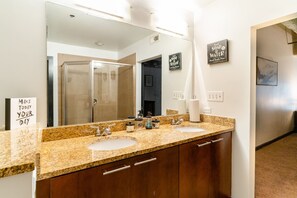 Loft, 2 Bedrooms, Balcony, City View | Bathroom | Towels