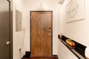 Loft, 2 habitaciones, balcón, vista a la ciudad | Interior