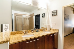 Loft, 2 Bedrooms, Balcony, City View | Bathroom