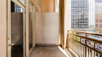 Loft, 2 Bedrooms, Balcony, City View | Interior