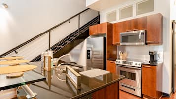 Loft, 2 Bedrooms, Balcony, City View | Private kitchen
