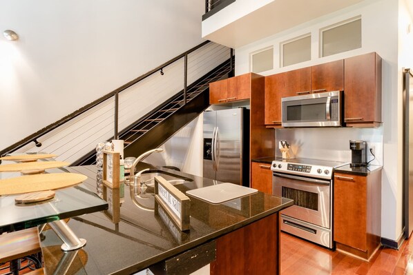 Loft, 2 Bedrooms, Balcony, City View | Private kitchen