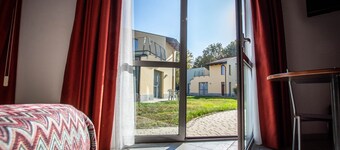 Room in Guest Room - Bright and Spacious Double-room