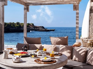 Villa Voyage | In-room dining