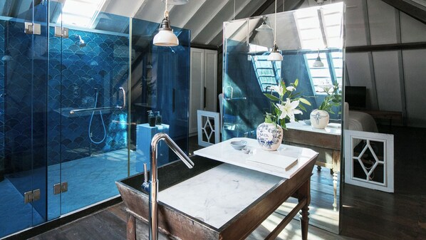 Villa 1880 | Bathroom | Rainfall showerhead, free toiletries, hair dryer, towels