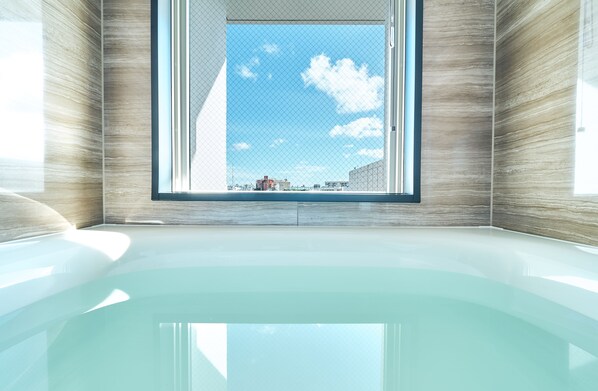 Separate tub and shower, hair dryer, bidet, towels - Rakuten STAY Naha Yachimun Street (Naha)