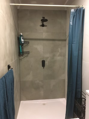 Dusche, Haartrockner, Handtücher, Seife
