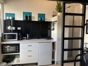 Réfrigérateur, micro-ondes, four, plaque de cuisson