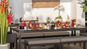 5 bedrooms, in-room safe, individually decorated, individually furnished - Casa Brio (Seminyak)