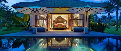 住宿正面 - 傍晚/夜晚