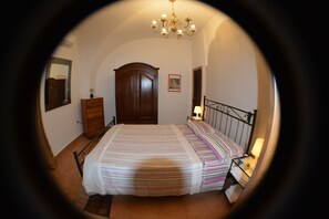 3 bedrooms, iron/ironing board, free WiFi, bed sheets - Casa Romeo (Adrano)