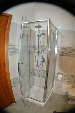 Douche, sèche-cheveux, serviettes fournies, savon