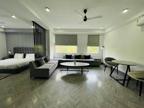 Executive Suite | Living area | 43-inch TV with satellite channels, Netflix, books