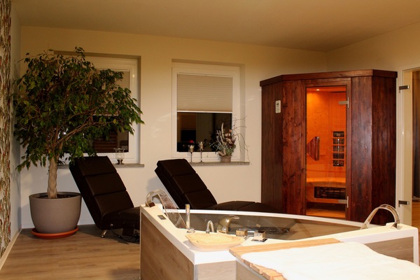 Spa-Bereich mit Infrarotkabine und beheizten Relaxliegen mit Massagefunktion