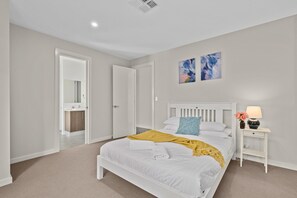 3 bedrooms, iron/ironing board, bed sheets - Meander - Port Noarlunga South - C21 SouthCoast Holidays (PORT NOARLUNGA SOUTH)