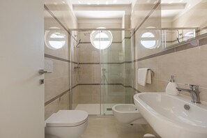 Superior kamer | Badkamer | Een douche, een haardroger, handdoeken
