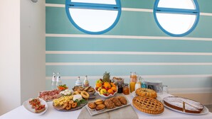 Una mesa de buffet con diversos alimentos y bebidas.