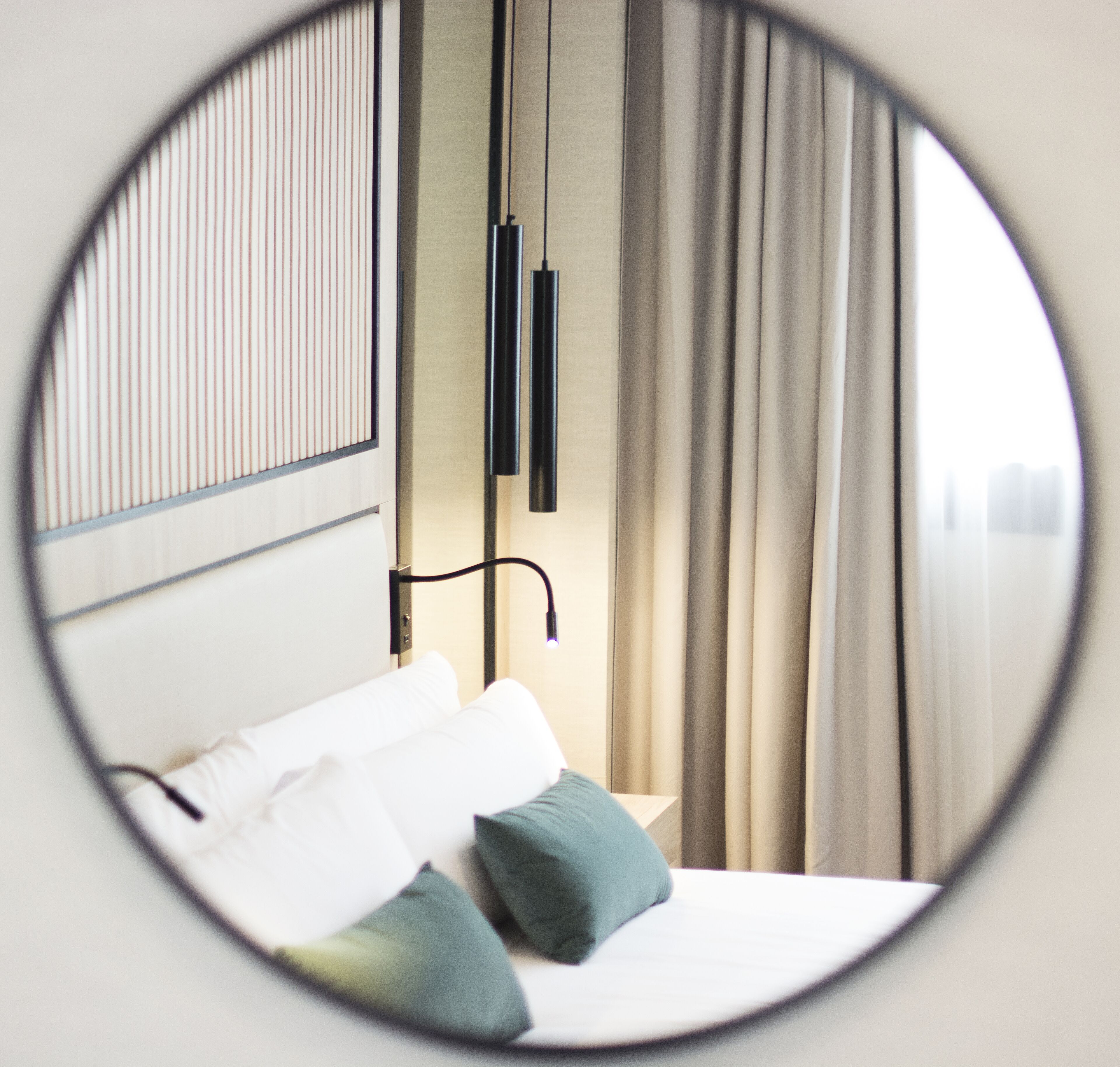 Minibar, caixa forta a l'habitació i escriptori 