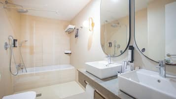 Double or Twin Room | Bathroom | Hair dryer, towels, soap, shampoo
