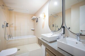 Double or Twin Room | Bathroom | Hair dryer, towels, soap, shampoo - Hotel Soho Boutique Cordoba  (Córdoba)