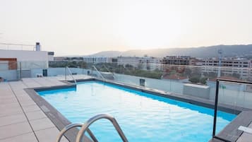 Piscina a l'aire lliure de temporada (horari: 11:00-21:00) i para-sols