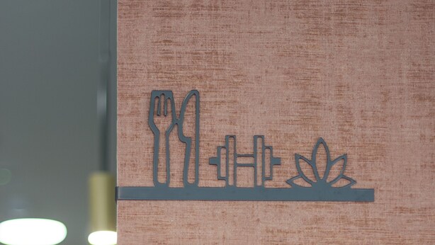 A directional sign with a fork and knife symbol, indicating a dining area. -  Petit Palace Córdoba formerly known as Soho Boutique Córdoba (Córdoba)