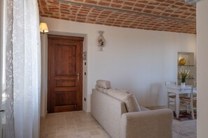 TV - Apartment in beautiful Italian countryside (Montemagno)