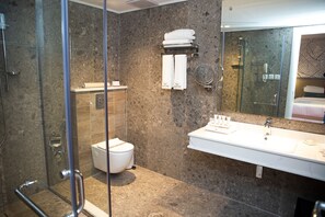 Bañera, artículos de tocador gratuitos, secador de pelo, batas