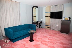 Chambre classique double | Aire de séjour | Téléviseur connecté de 50 po avec télévision par câble, téléviseur