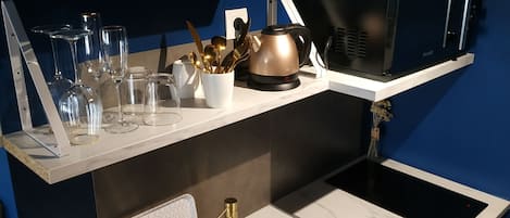 Réfrigérateur, micro-ondes, four, plaque de cuisson
