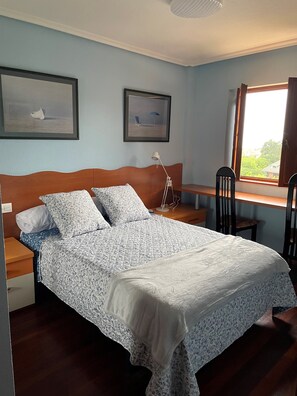 5 bedrooms, iron/ironing board, free WiFi, bed sheets