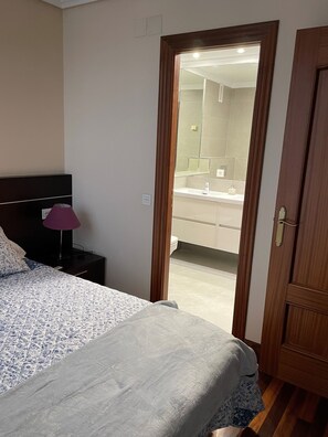 5 bedrooms, iron/ironing board, free WiFi, bed sheets